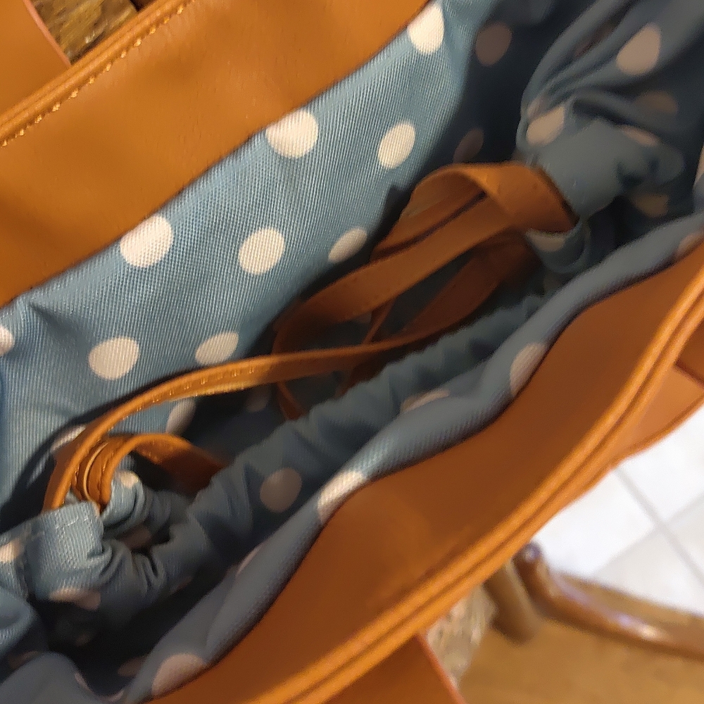 Small bag with drawstring enclosure